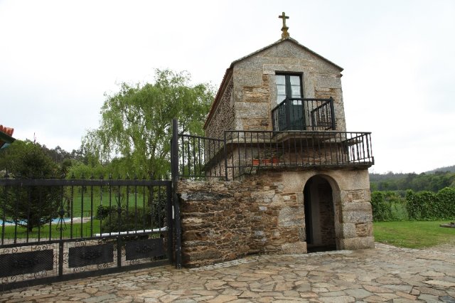Hórreo antiguo gallego convertido en casa de turismo rural en Verdes, Coristanco, A Coruña, Galicia